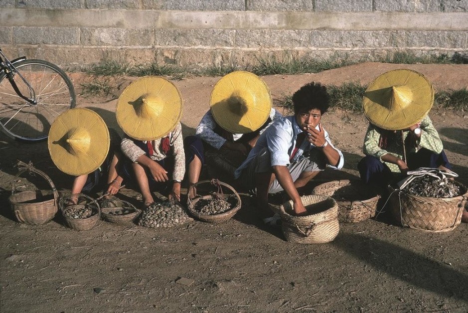 Năm 1978, nhiếp ảnh gia người Nhật Bản Hiroji Kubota đã đến Trung Quốc, trong vòng hơn 20 năm, ông đã đến Trung Quốc hơn 50 lần và ghi lại nhiều bức ảnh quý giá. Đây là loạt  ảnh về Trung Quốc trong thập niên 80 đã được nhiếp ảnh gia ghi lại. Ảnh chụp một số người đang bán hàng ven đường.